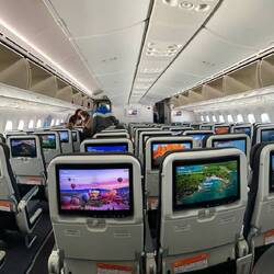 Der Dreamliner 787-9 ist selbst in der Economy Klasse komfortabel.