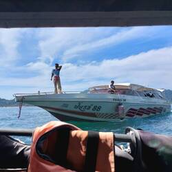 ...und dort wird umgestiegen auf ein Schnellboot 🚤😄