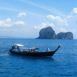 Für die Weiterreise geht es mit einem Longtail-Boot raus aufs Meer...