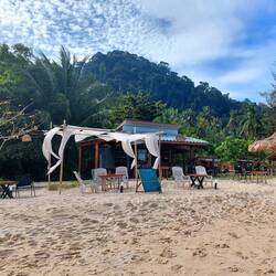 Eine der wenigen Beach-Bars auf Koh Ngai 🍹