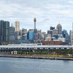 Blick vom Schiff auf Skyline