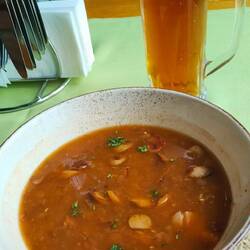 traditionell Linsensuppe, damit das Geld nicht ausgeht