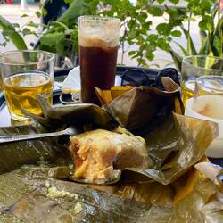 Sticky Rice mit Gemüse, Ei und Fleisch im Bananenblatt