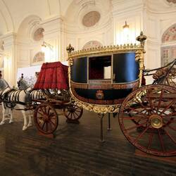 Berlina pontificia di gala con trono