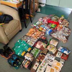 22 jours de ravitaillement pour nous deux, qu'on enverra au Sud dans 4 cartons