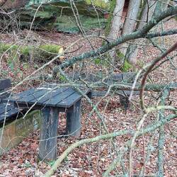 Die Sitzgruppe für Pilger wurde erst 2011 errichtet, seit Jahren ungenutzt!