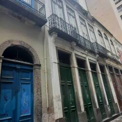 Di grosse Türe si fürd Rösser gsi. Aso je meh s stinkt, desto meh Gäud (bzw. meh Rösser) het me gha