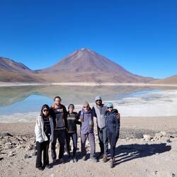 Laguna verde. Uf dr hindersite vo dem Vulkan ligt Chile