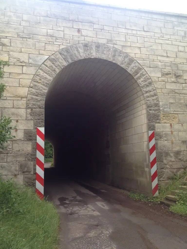 ein Tunnel führt in eine neue Wanderwelt