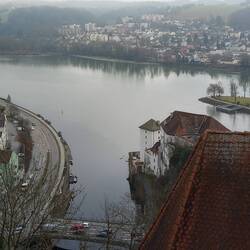 Von links unten kommend findet sich die Ilz, welche viel dunkler ist als die Donau...