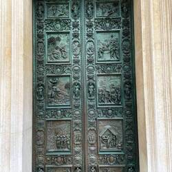 Seitentür der Basilika