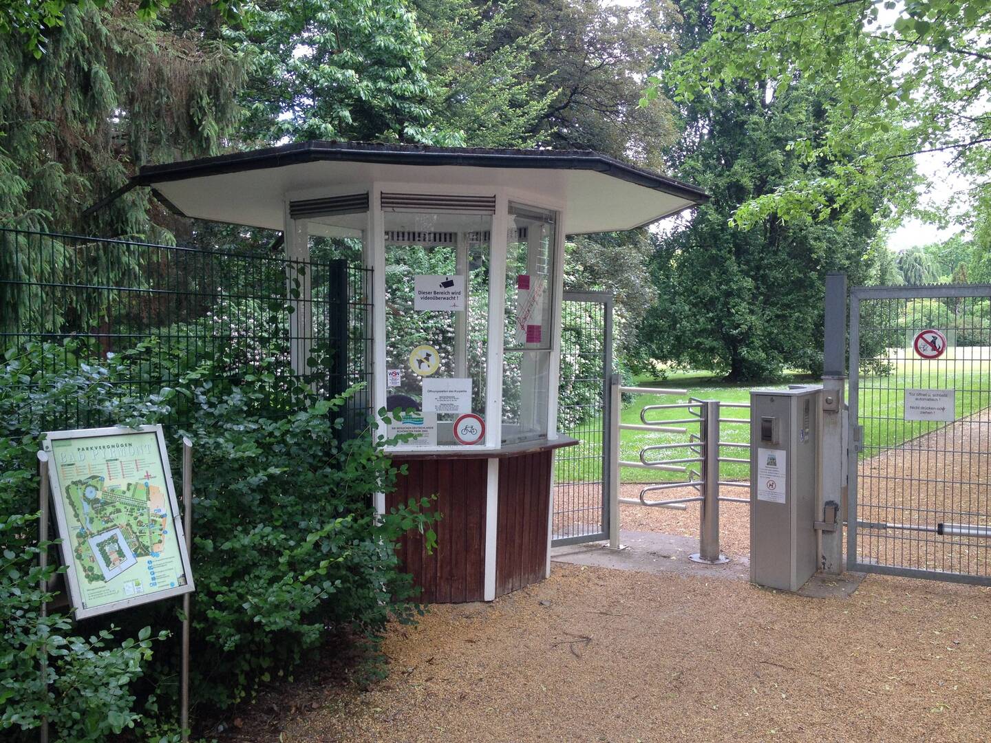 Bad Pyrmont: ein Eingang zum Kurpark