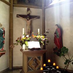St. Nikolaus, der Erker mit dem ausgelegtem Buch vor Jesus, Maria und Maria