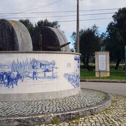 Sogar der Kreisverkehr ist gefliest