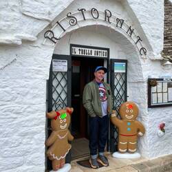 Mann zwischen Lebkuchenmännchen/-weibchen