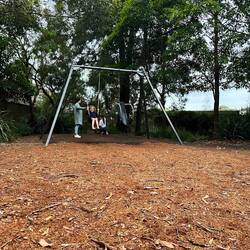 Auf dem Spielplatz im Park spielen