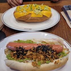 Eini vo de chilenische Spezialitäte: Hot Dog Completo 🌭 😆