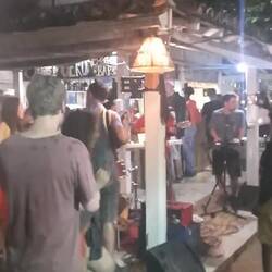 Usgang diräkt vorem Hostel am Strand 🎉💃