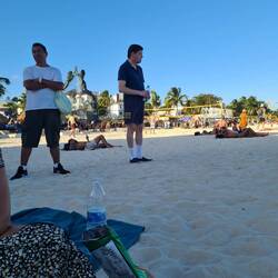 Er sieht aus wie Mr Bean😂