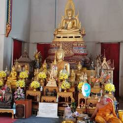 Mönch am Candycrush spielen. Wirkli.