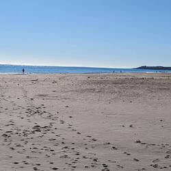 Rechts hinter der Landzunge liegt Alicante
