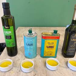 Wir können alle Olivenöle probieren.