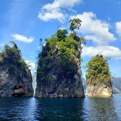 Die berühmten 3 Kalksteinfelsen im Cheow Lan Lake