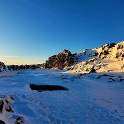 Schneebedecktes Wasserfallgebiet