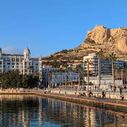 Blick auf die Promenade und die Burg
