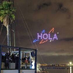 200 Drohnen malen bunte Bilder in den Nachthimmel