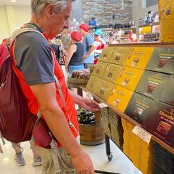 Martin überlegt, welche Packung er nehmen soll......