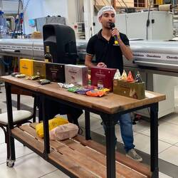 Der erste Guide mit Mikrofon....aber es sind ja auch viele Besucher zugegen.