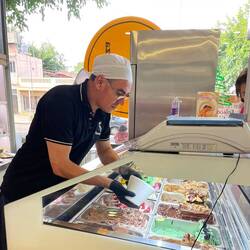 Und Eis gibt es auch noch im Verkaufsraum. Man beachte die Mengen in diesem Styropor-Behälter!