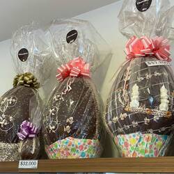 Im Verkaufsraum gibt es schon ( oder noch immer??) Ostereier aus Schokolade.