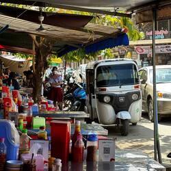 Dejeuner local dans les rues de Battambang