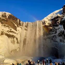 Skógafoss mit Touristen