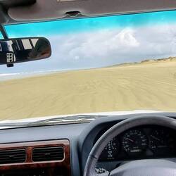 Natürlich with car to 90 Miles Beach, wo sonst gibt es hier so eine lange, breite Straße ohne Kurve