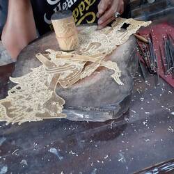 Herstellung von Marionetten für das Schattentheater