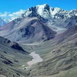 Dort unten im Tal verläuft die R7nach Chile.