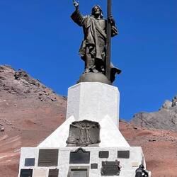 Die Christus-Statue auf der Grenzlinie zwischen Argentinien und Chile - auf 4000 m Höhe