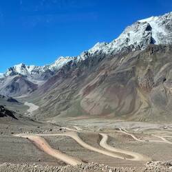 In Serpentinen geht es wieder runter ins Tal.