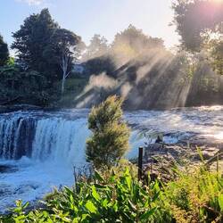 Wasserfall 2 Minuten von der Staße inmitten einer Kleinstadt