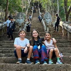 Le temple Wat Banan se trouve en haut d'un magnifique escalier en pierre de 358 marches