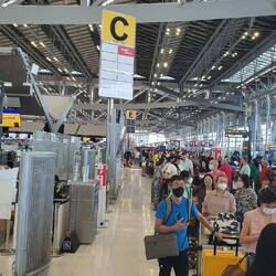 Flughafen Bangkok, mit einer nicht enden wollenden Schlange an Menschen