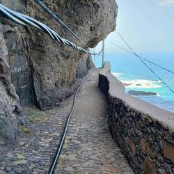 Die obere Leitung bringt den Strom und die untere das Wasser