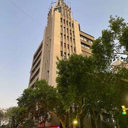 Dies ist NICHT der beschriebene Aussichtsturm, sondern ein ganz normales Gebäude.