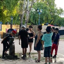 Der Brunnen mit Trinkwasser ist ununterbrochen belegt.