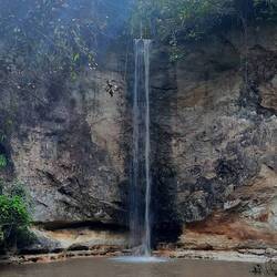 Und e versteckte Wasserfall ide Felse bim Meer