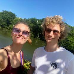 Man beachte die Reiher in den Bäumen