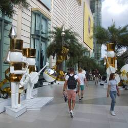 Weihnachtliche Außendekoration vor dem Siam Paragon